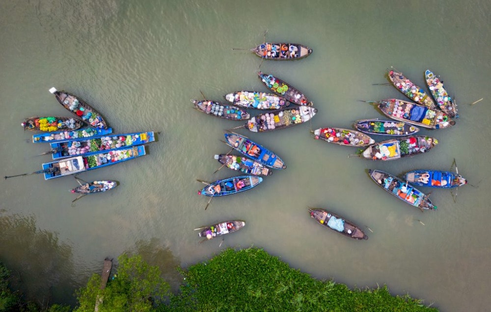 phong dien floating market in vietnam